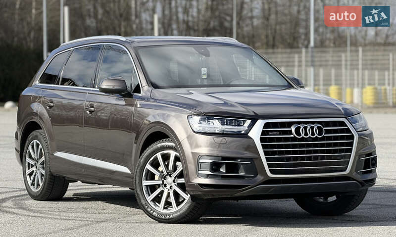 Внедорожник / Кроссовер Audi Q7 2016 в 