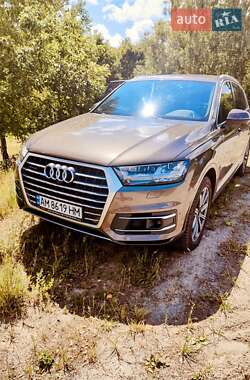 Внедорожник / Кроссовер Audi Q7 2016 в 