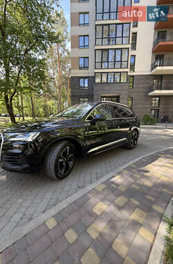 Позашляховик / Кросовер Audi Q7 2020 в 