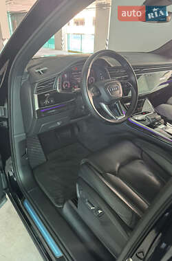 Позашляховик / Кросовер Audi Q7 2020 в 