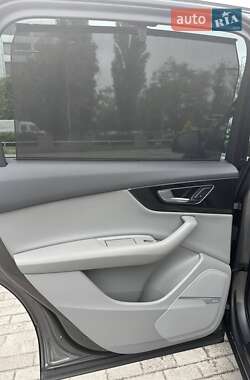 Внедорожник / Кроссовер Audi Q7 2016 в 