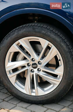 Позашляховик / Кросовер Audi Q7 2021 в 