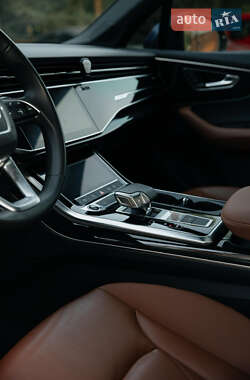 Позашляховик / Кросовер Audi Q7 2021 в 