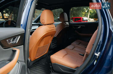 Позашляховик / Кросовер Audi Q7 2021 в 