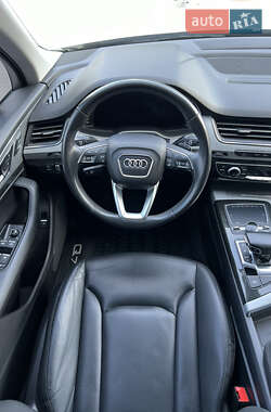 Позашляховик / Кросовер Audi Q7 2019 в 
