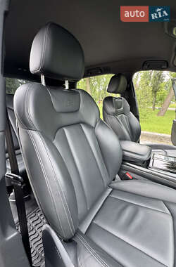 Позашляховик / Кросовер Audi Q7 2020 в 