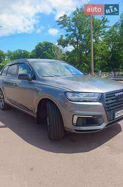 Внедорожник / Кроссовер Audi Q7 2016 в 