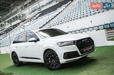 Внедорожник / Кроссовер Audi Q7 2017 в 