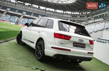 Внедорожник / Кроссовер Audi Q7 2017 в 