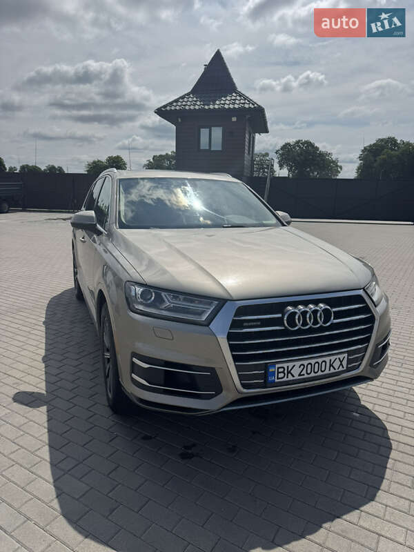 Внедорожник / Кроссовер Audi Q7 2016 в Дубно