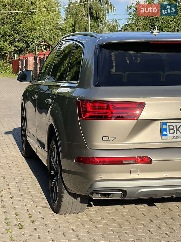 Внедорожник / Кроссовер Audi Q7 2016 в Дубно