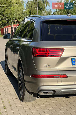 Внедорожник / Кроссовер Audi Q7 2016 в 