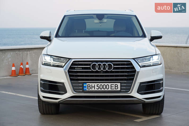 Внедорожник / Кроссовер Audi Q7 2016 в 
