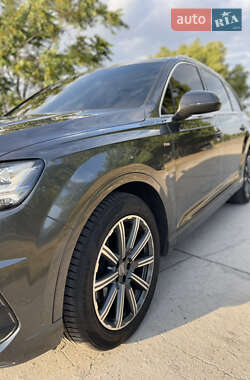 Внедорожник / Кроссовер Audi Q7 2016 в 