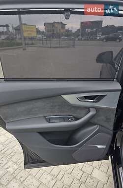 Позашляховик / Кросовер Audi Q7 2020 в 