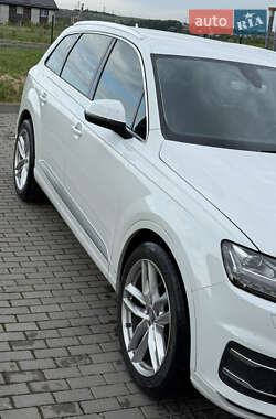 Внедорожник / Кроссовер Audi Q7 2016 в 