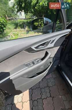 Внедорожник / Кроссовер Audi Q7 2016 в 