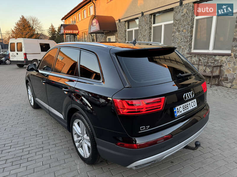 Позашляховик / Кросовер Audi Q7 2015 в Володимирі