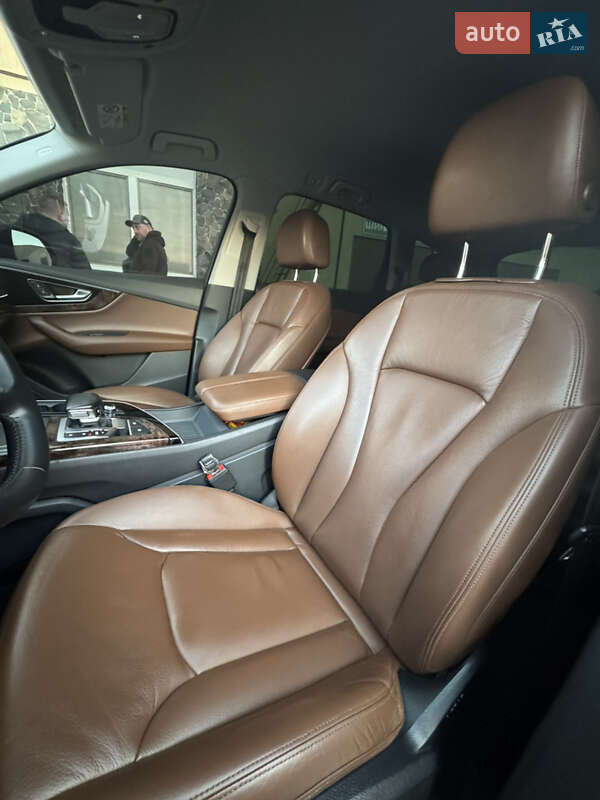 Позашляховик / Кросовер Audi Q7 2015 в Володимирі