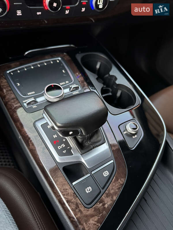 Позашляховик / Кросовер Audi Q7 2015 в Володимирі