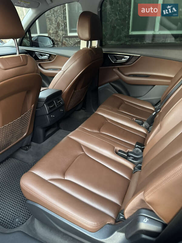 Позашляховик / Кросовер Audi Q7 2015 в Володимирі