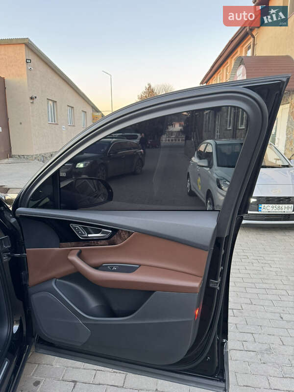 Позашляховик / Кросовер Audi Q7 2015 в Володимирі