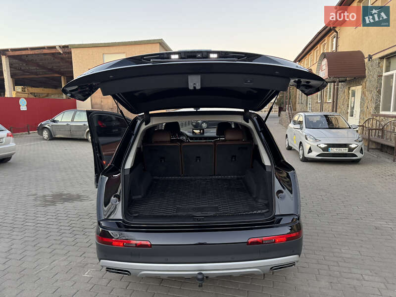 Позашляховик / Кросовер Audi Q7 2015 в Володимирі