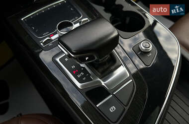 Внедорожник / Кроссовер Audi Q7 2016 в 