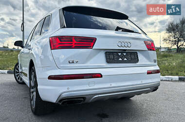 Внедорожник / Кроссовер Audi Q7 2016 в 