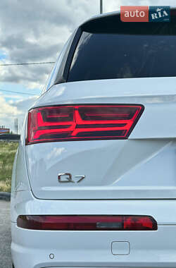 Внедорожник / Кроссовер Audi Q7 2016 в 