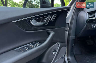 Внедорожник / Кроссовер Audi Q7 2016 в 