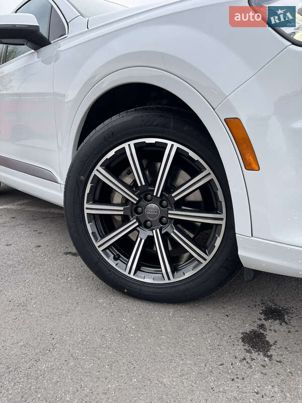 Позашляховик / Кросовер Audi Q7 2017 в Ужгороді