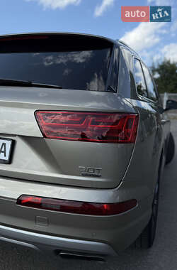 Позашляховик / Кросовер Audi Q7 2016 в 