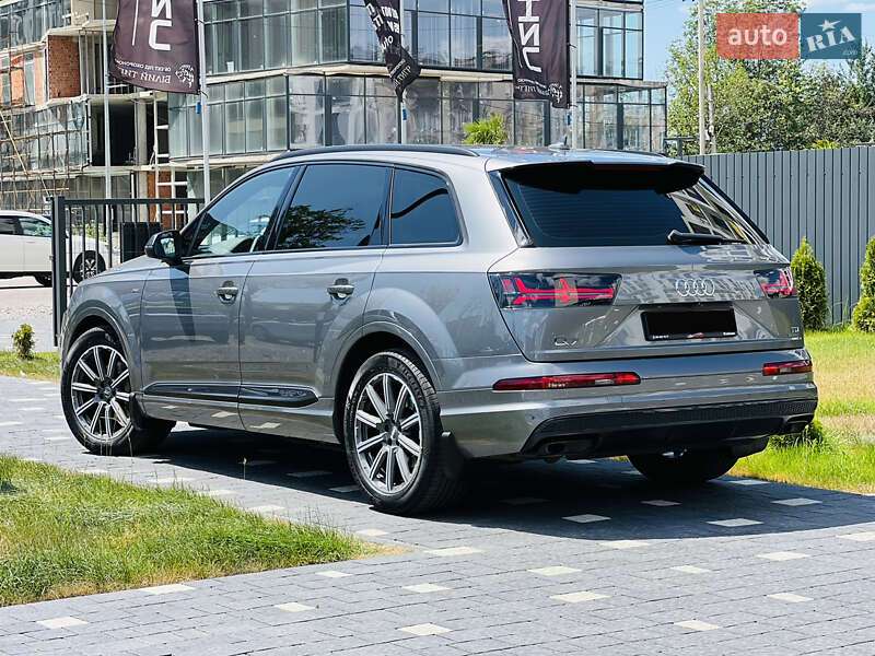Внедорожник / Кроссовер Audi Q7 2017 в Ужгороде