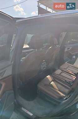 Внедорожник / Кроссовер Audi Q7 2016 в 