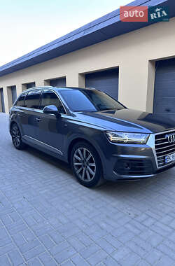 Позашляховик / Кросовер Audi Q7 2016 в 