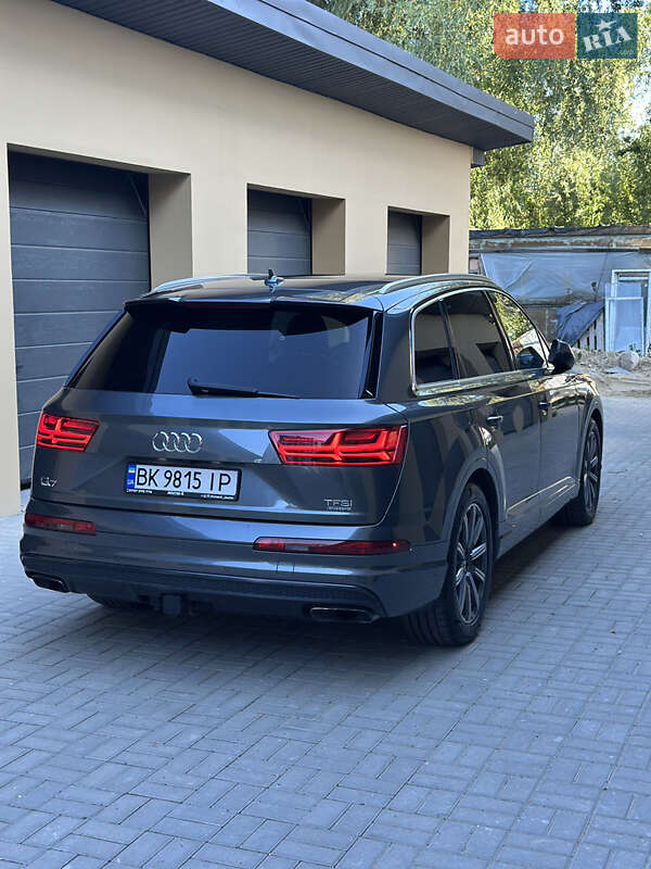 Позашляховик / Кросовер Audi Q7 2016 в Рівному