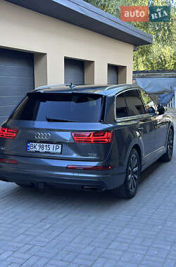 Позашляховик / Кросовер Audi Q7 2016 в 