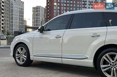 Позашляховик / Кросовер Audi Q7 2017 в 