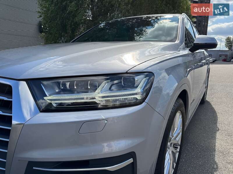 Позашляховик / Кросовер Audi Q7 2015 в Києві