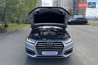 Внедорожник / Кроссовер Audi Q7 2015 в 