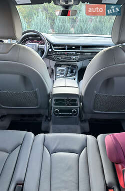 Внедорожник / Кроссовер Audi Q7 2016 в 