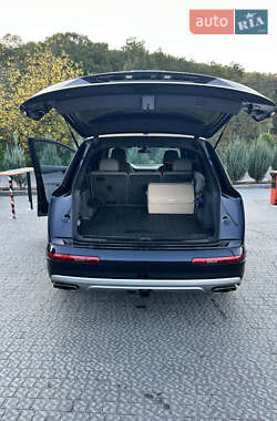 Внедорожник / Кроссовер Audi Q7 2016 в 