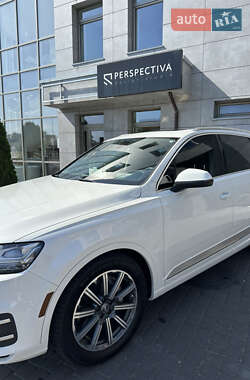 Внедорожник / Кроссовер Audi Q7 2016 в 
