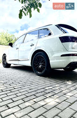 Позашляховик / Кросовер Audi Q7 2019 в 