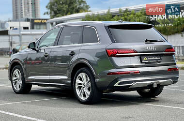 Позашляховик / Кросовер Audi Q7 2021 в 
