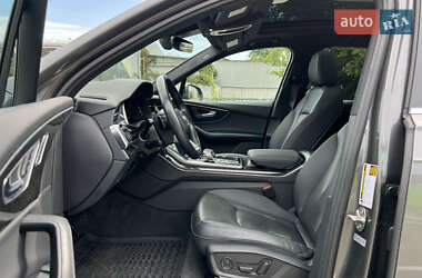 Позашляховик / Кросовер Audi Q7 2021 в 