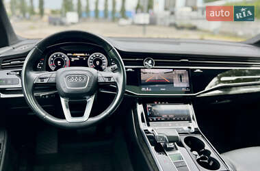 Позашляховик / Кросовер Audi Q7 2021 в 