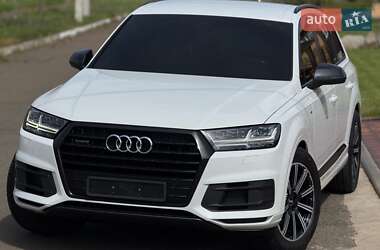 Внедорожник / Кроссовер Audi Q7 2017 в 