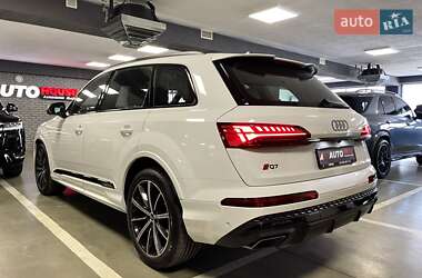 Позашляховик / Кросовер Audi Q7 2024 в 